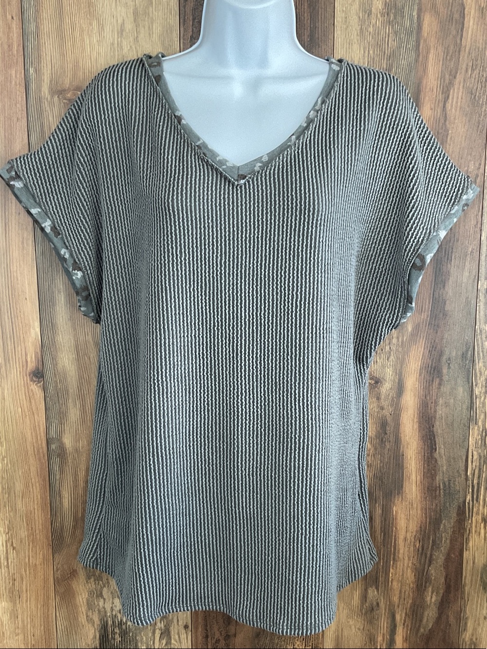 Haptics Relaxed V-Neck Ribbed Camo Trimmed Tunic Top M          226B